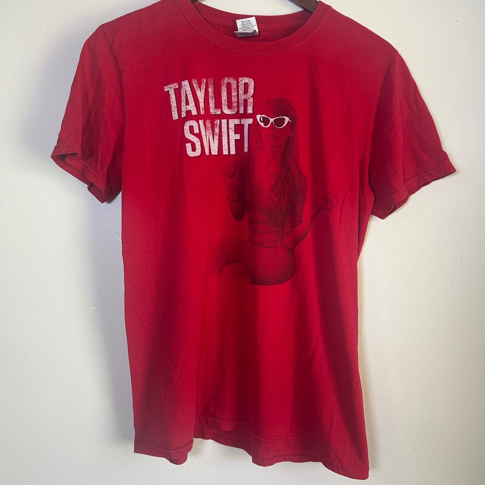 Taylor Swift Red Tour 2013 Graphic Concert Tour T-Shirt Size Medium Red